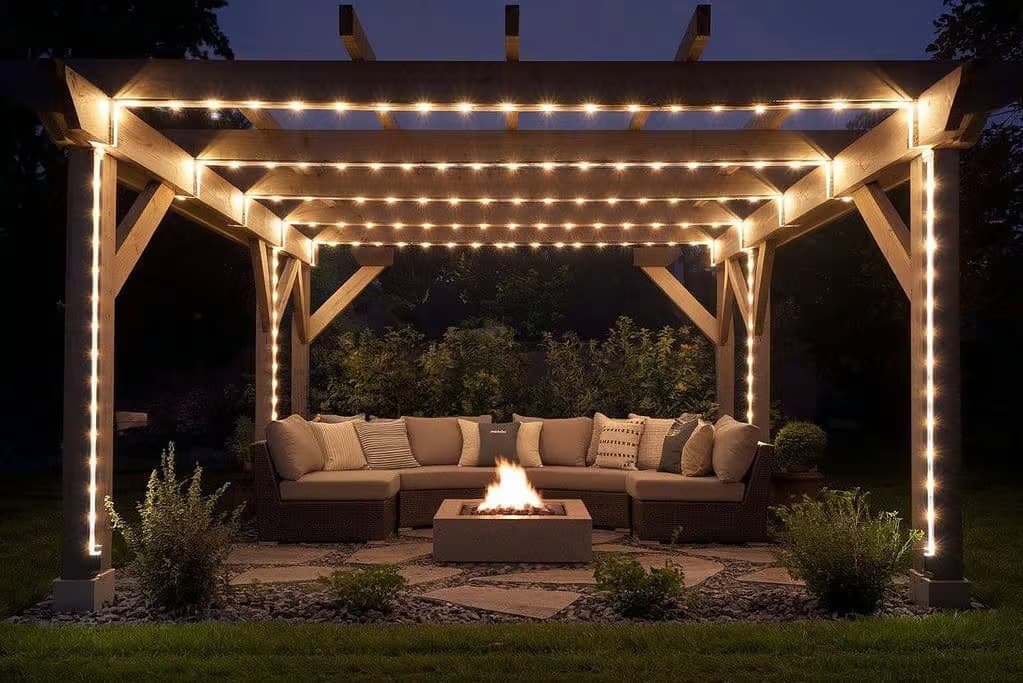 5 idées d'éclairage pour sublimer votre pergola en soirée