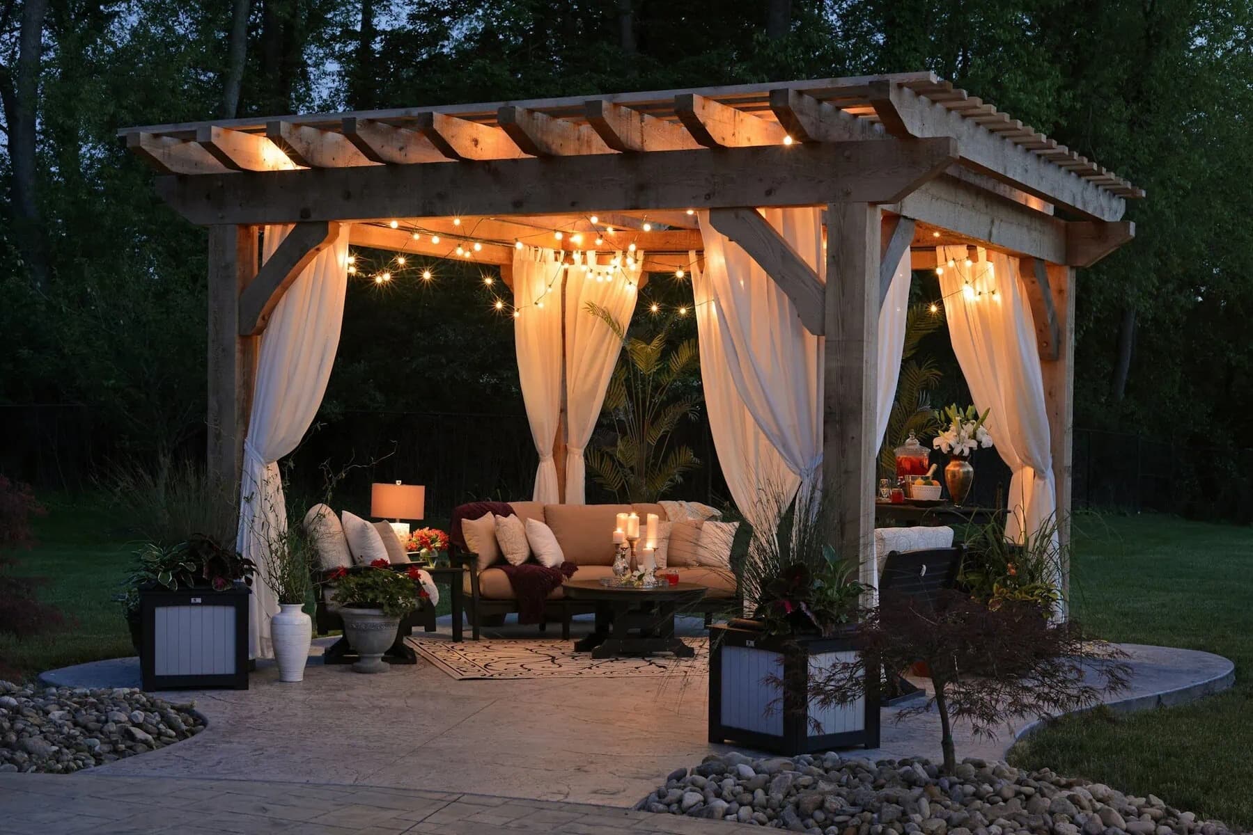 Aménagement et entretien : Comment faire vivre votre pergola au fil des saisons ?