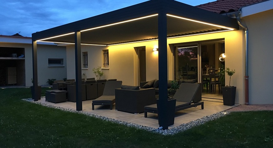 pergola chaleureuse le soir avec son éclairage d'ambiance LED pergola chaleureuse le soir avec son éclairage d'ambiance LED